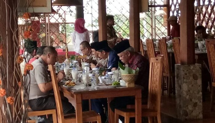 Restoran Kampung Muara Sunda Garut: Genah Merenah Tumaninah jeung Ngeunah, Pas Mayar Murah