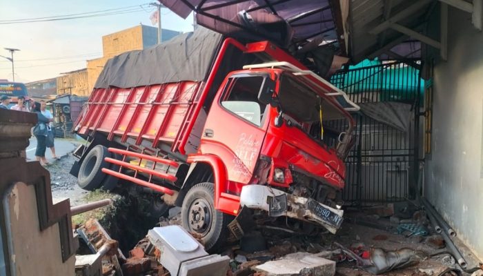 Sopir Mengantuk, Sebuah Truk Tabrak Benteng dan Pagar Rumah di Malangbong Garut