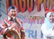 Di Acara Ini Bupati Garut Nyanyikan Lagu “Di Sini Senang Di Sana Senang”