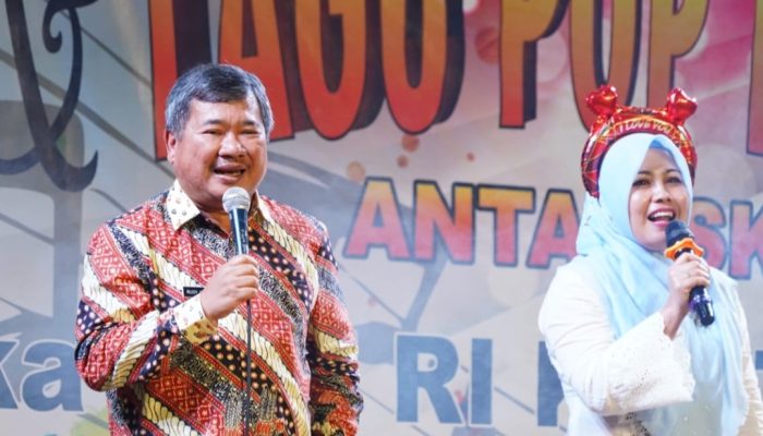 Di Acara Ini Bupati Garut Nyanyikan Lagu “Di Sini Senang Di Sana Senang”
