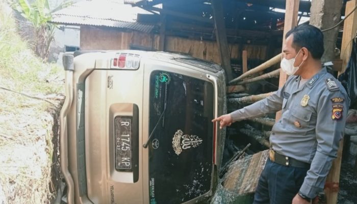 Hilang Kendali Saat Meluncur di Kersamanah, Minibus Keluar Jalur dan Terguling Lalu Timpa Pabrik Tahu