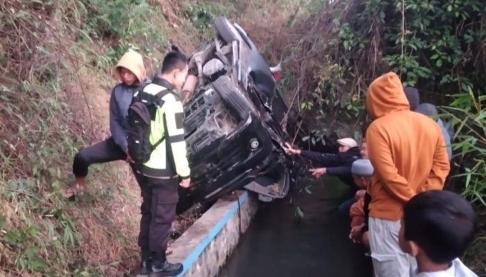 Minibus Masuk Jurang Sedalam 20 Meter di Banjarwangi, Dua Penumpangnya Menderita Luka Berat