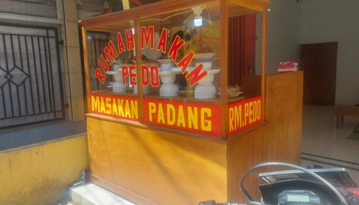 Sudah Dua Bulan Buka, Rumah Makan Masakan Padang di Cisewu Tak Pernah Sepi Pembeli