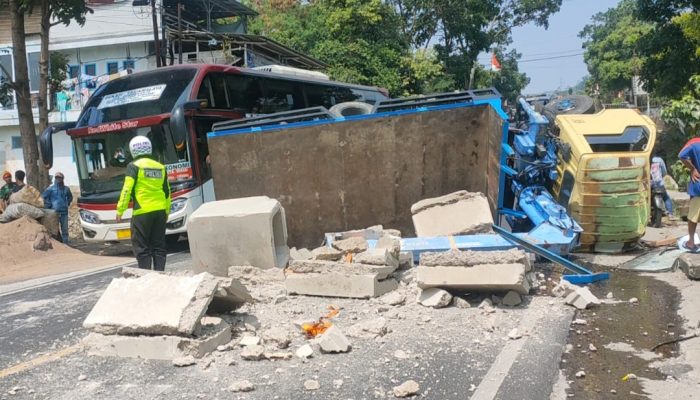 Tak Kuat Menanjak, Truk Bermuatan Gorong-gorong Terguling di Jalan Raya Malangbong — Tasikmalaya