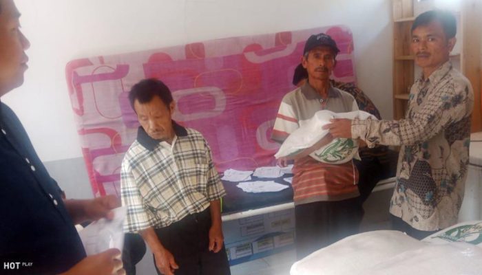 Asyik, Warga Desa Mekarmukti Talegong Terima Bantuan Pangan Beras Masing-masing 10 Kg