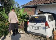Minibus Tabrak Rumah di Cidomas Caringin, Pengemudi Melarikan Diri, Satu Luka Serius