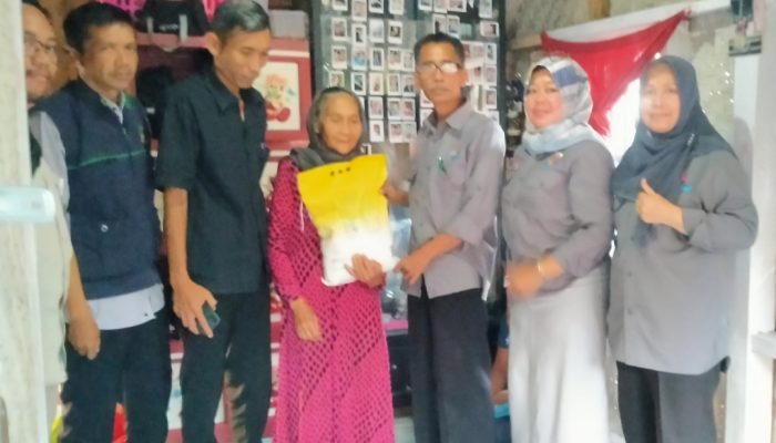 Dijenguk Pejabat Dinsos Garut Sambil Bawa Bantuan, Perasaan Ma Tariah Terharu Bercampur Bahagia