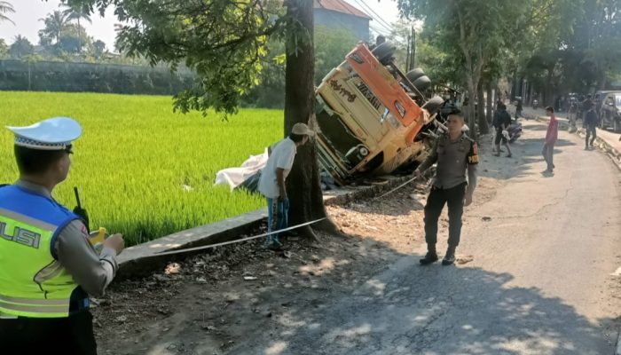 Truk Bermuatan Pupuk Terguling di Jalan Raya Banyuresmi dan Menimpa Sebuah Sepeda Motor