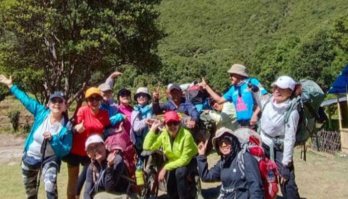 Rombongan Wisatawan Asal Jakarta Ini Terpikat Keindahan Padang Edelweis dan Hutan Mati Gunung Papandayan