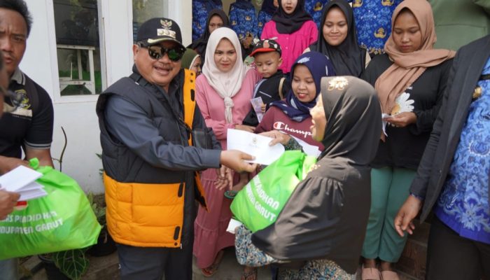 ASN Peduli, Disdik Garut Salurkan 900 Paket Sembako kepada Warga Miskin di Pakenjeng dan Pamulihan