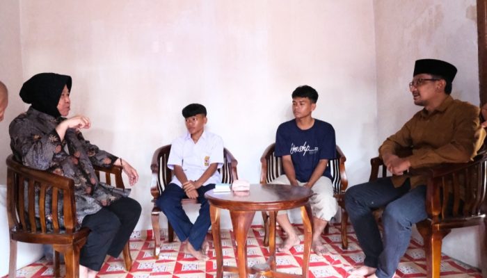 Mensos Tinjau Bantuan Renovasi Rumah untuk Anak yang Ibunya Alami Gangguan Jiwa di Garut