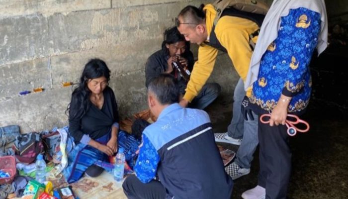 Kanit Intelkam Polsek Cihurip Selamatkan Wanita ODGJ yang Melahirkan Bayi di Area Perkebunan