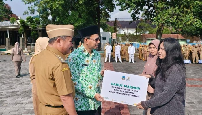 Baznas Garut Beri Bantuan Modal Usaha untuk 17 Keluarga Balita Stunting