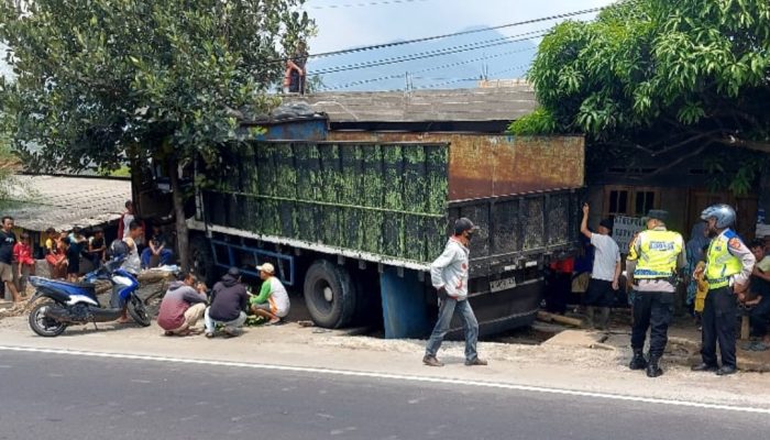 Diduga Akibat Rem Blong, Mobil Fuso Hantam Bengkel Milik Warga di Malangbong