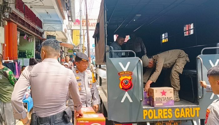 Kepolisian dan Satpol PP Garut Sita Ribuan Botol Miras yang Sedang Diturunkan dari Truk