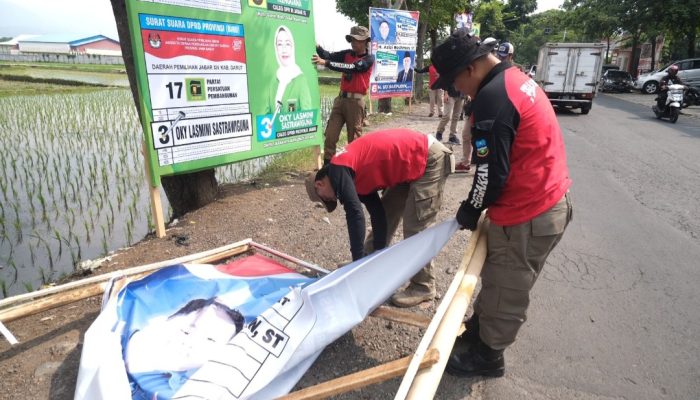 Bawaslu dan Satpol PP Tertibkan APK di Tarogong Kidul, 49 Banner dan Baligo Dicopot dari Tempat Terlarang