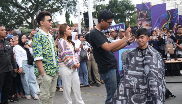 Rudy — Helmi Pamit kepada Warga Garut dengan Pertunjukan Meriah yang Melibatkan Belasan Artis Nasional