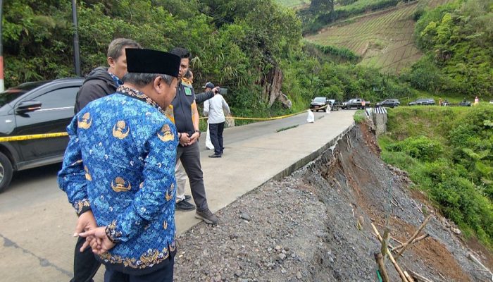 Bupati Garut Nyatakan Ambruknya TPT di Jalan Banjarwangi Disebabkan Oleh Erosi Akibat Hujan