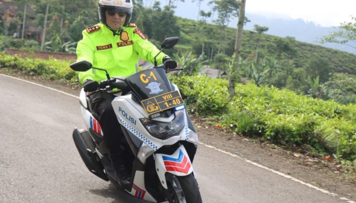 Ketika Kapolres Garut Kontrol Keamanan Jalur Selatan dengan Mengendarai Sepeda Motor