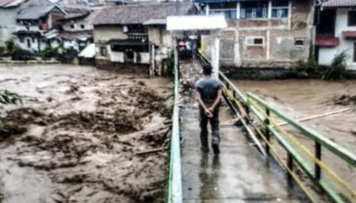 Banjir Bandang Landa Kawasan Braga Bandung, 150 Orang Dievakuasi