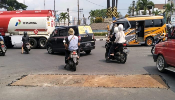 Diduga Kualitas “Box Culvert” Jelek, Penyebab Penurunan Badan Jalan Bundaran Linggajaya Tasikmalaya