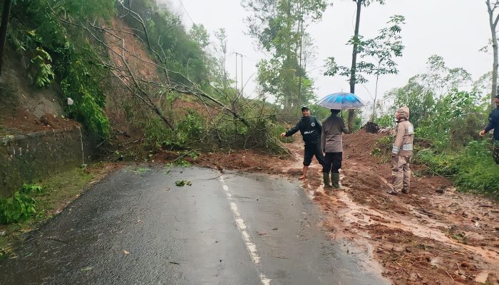 Longsor Tutup Jalan Raya di Pamulihan Garut, Robiul Awaludin: Tidak Ada Korban Jiwa