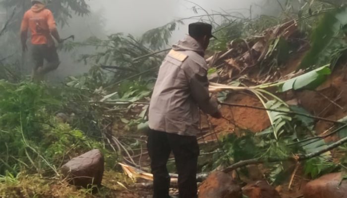 Hujan Guyur Talegong Sejak Semalam, Jalan Lama Penghubung Pangalengan — Cisewu Tertutup Longsor