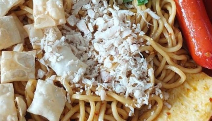 Mie Jebew Pangsit Teh Dhemi, Murah Meriah Rasanya Menggoda Lidah