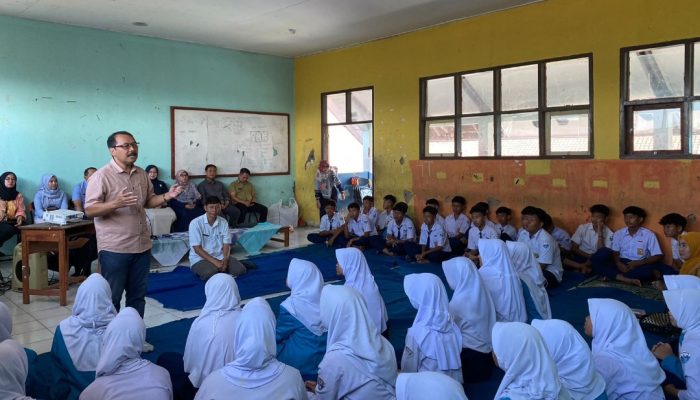 Di SMPN 4 Tarogong Kidul, Dinas PPKBPPPA Garut Gelar Sosialisasi Perlindungan Khusus Anak