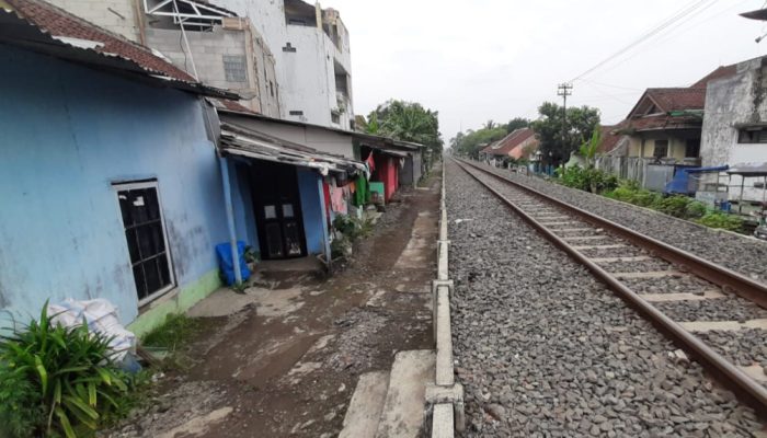 Warung Bermunculan di Pinggir Rel KA Dinilai Penyebab Kemacetan Jalan Buninagara