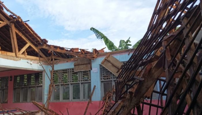 Diduga Lapuk Dimakan Usia, Atap SMPN 15 Kota Tasikmalaya Tiba-tiba Ambruk