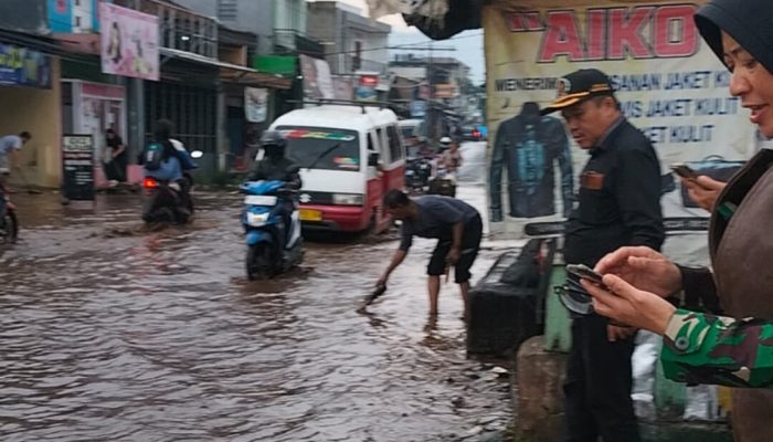 Sampah Menyumbat Saluran Air Ketika Hujan Turun, Maka Jalan Raya Wanaraja-Pangatikan Diterjang Banjir