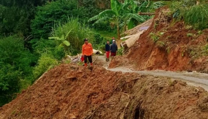 Bencana Longsor dan Angin Puting Beliung Terjang Sejumlah Tempat di Garut