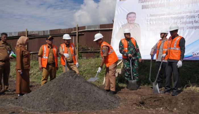 Pj Bupati Garut Launching Empat Proyek Strategis, Salah Satunya Rehabilitasi Jalan di Cisewu