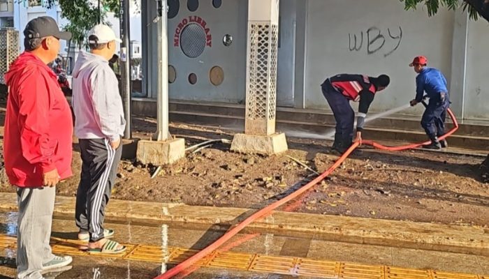 Barnas Adjidin Bersama Petugas Disdamkar Garut Terjun Bersihkan Alun-alun, Dua Kendaraan “Power Supply” Dilibatkan