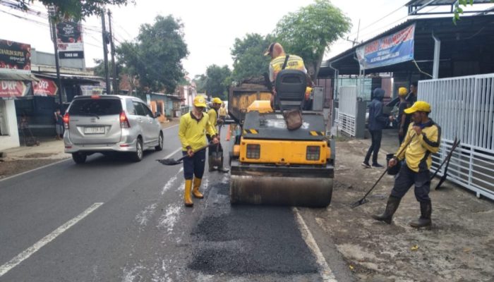 UPTD PJJ-WP V Rutin Melakukan Tambal Sulam Hotmix di Ruas Jalan Provinsi