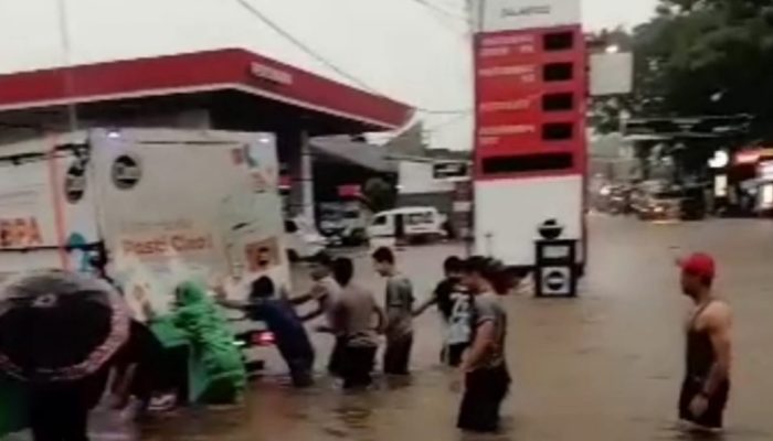 Jalan Provinsi di Tasikmalaya Terendam Air, Pejabat BBWS Citanduy Akui Itu Bukan Ranahnya
