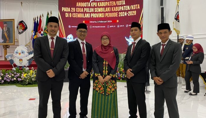 Lima Komisioner KPU Garut Periode 2024-2029 Dilantik, Barnas Adjidin Ucapkan Selamat