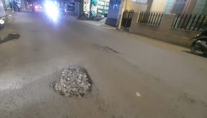 Lobang Seukuran Bola Basket di Jalan Cinehel Kota Tasikmalaya Dikeluhkan Pemotor