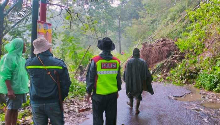 Longsor Sepanjang 10 Meter Tutup Jalan Banjarwangi-Singajaya, Arus Lalulintas Terganggu