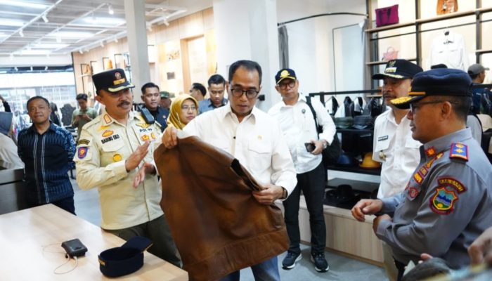 Menhub Budi Karya Mengaku Terkesima dengan Produk Kulit Garut: Nyaman Dipakai dan Keren