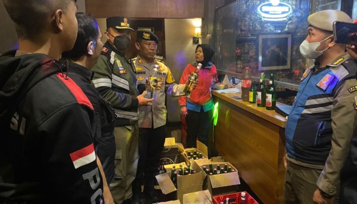 Terjunkan 190 Personil Gabungan, Garut Amankan Ratusan Botol Miras yang Siap Edar