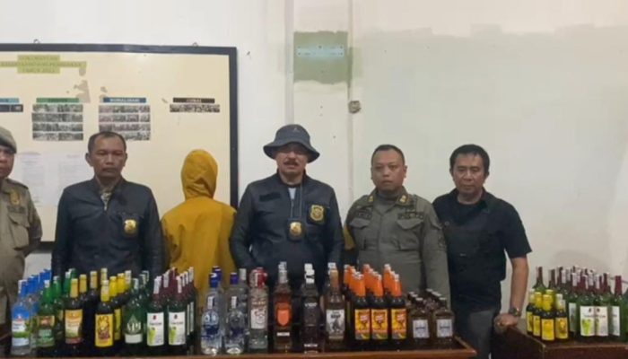 Beberapa Jam Jelang Pencoblosan Pemilu, Satpol PP Garut Amankan 2 Orang dan 211 Botol Miras