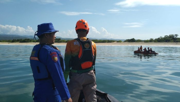 Empat Wisatawan Terseret Ombak di Pantai Karangpapak, Tiga Selamat dan Satu Masih Dicari