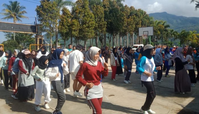 Jaga Stamina Jelang Pesta Demokrasi, Petugas Pemilu di Karangtengah Lakukan Senam Kebugaran