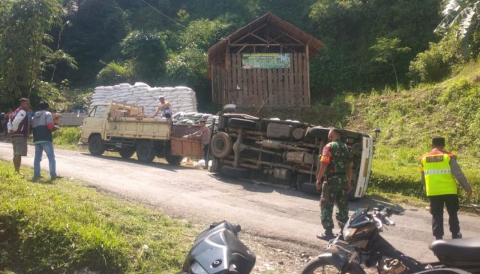 Rem Blong, Mobil Boks Hantam Truk Lalu Terguling di Tanjakan Datarsapi Talegong