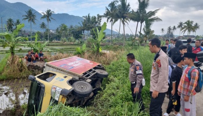 Hilang Kendali di Jalur Licin, Mobil Truk Terperosok ke Sawah Saat Melintasi Jalan Ibrahim Adjie Garut