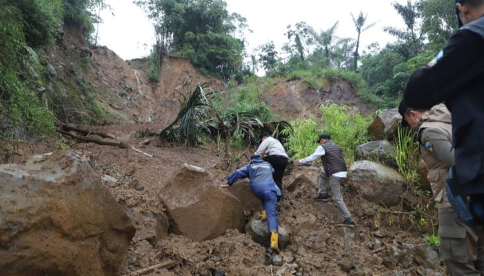 Pj Bupati Garut Tinjau Lokasi Longsor di Bekas Galian C yang Sempat Menutup Jalan Cisewu-Rancabuaya
