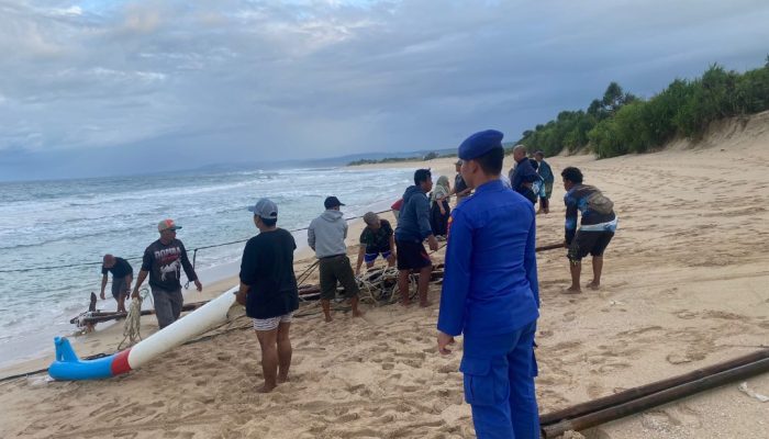 Setelah Tiga Hari Terombang-ambing di Laut, Nelayan Sukabumi Akhirnya Dievakuasi di Pantai Santolo
