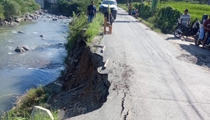 Jalan Banjarwangi–Singajaya Terancam Putus Oleh Gerusan Air Sungai, Aktivis LSM Minta Pemkab Segera Perbaiki